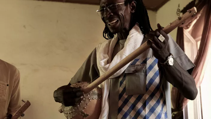 Depuis 2018 Oumarou Adamou, alias «Maïdouma» organise des ateliers pour les jeunes issus de milieux défavorisés, où ils apprennent à jouer et à fabriquer des instruments traditionnels au Niger. CAMILLE LAFFONT / AFP 